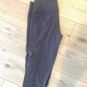 Victoria’s Secret Sport Knock Out capri leggings in dusty lavender size Large